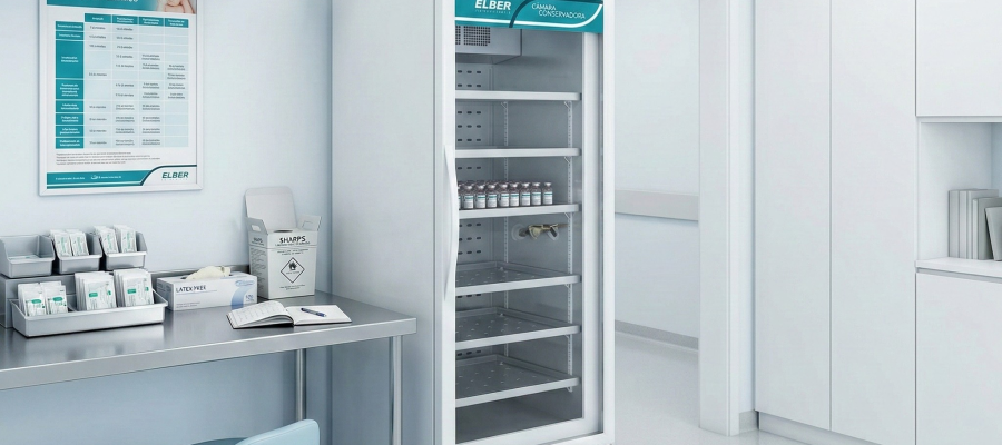 Câmara de conservação de vacinas moderna com painel digital exibindo temperatura de 4 graus celsius em laboratório.